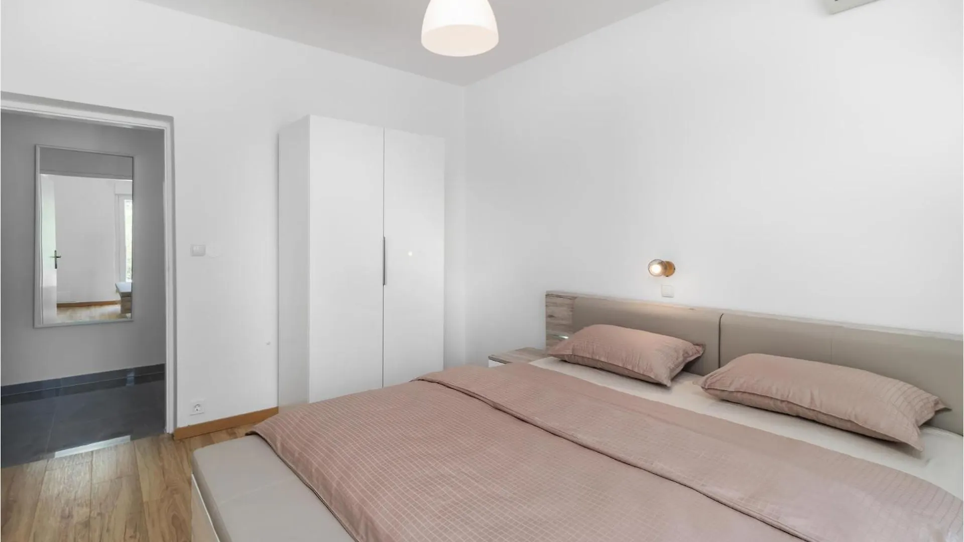 4 Bedroom Awesome Home In Mundanije